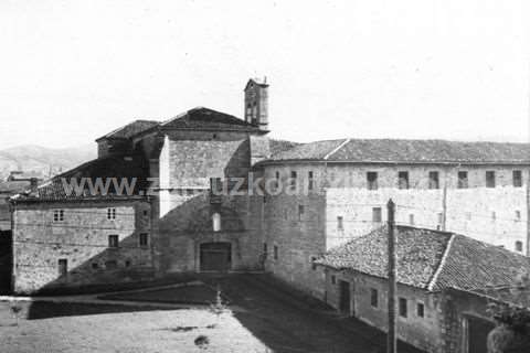 Fachada y patio interior del convento de las Clarisas de Zarautz