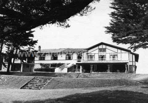 Fachada y jardín de una villa de Zarautz