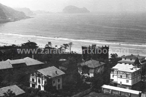 Zarauzko hondartzaren ondoan zeuden etxeen panoramika