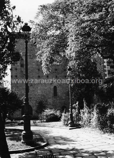 Zarauzko Dorre Luzearen atzealdeko fatxada