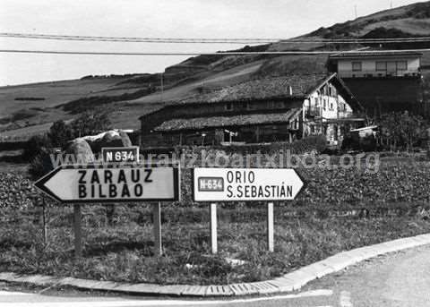 Señalización de carretera en un cruce de Zarautz