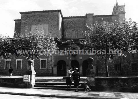 Fachada y plaza del Convento de los Franciscanos