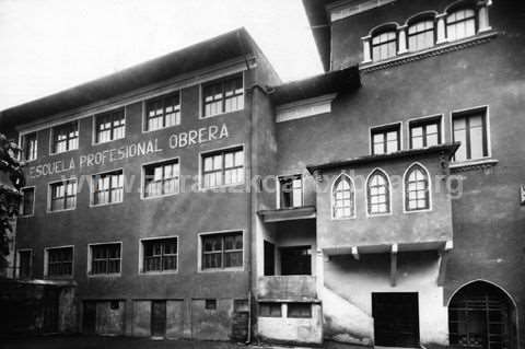 Fachada de la "Escuela Profesional Obrera" de Zarautz