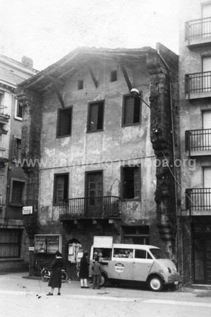 Furgoneta de venta de golosinas en la Musika Plaza de Zarautz