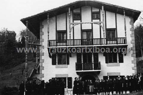 Fachada de la casa de la sección femenina de Zarautz