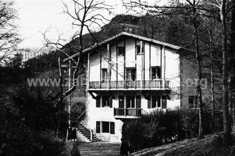 Fachada de la casa de la sección femenina de Zarautz