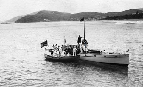 Espainiako errege-familia ontzi batean. Zarauzko portua