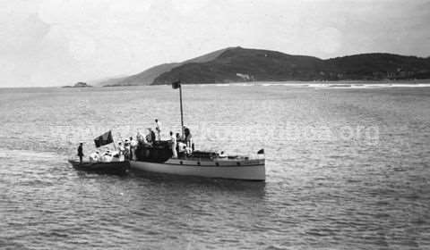 Familia Real española navegando en una embarcación en Zarautz