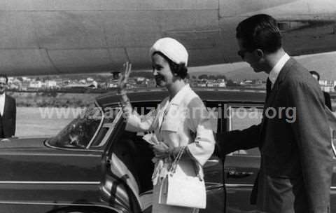Rey Balduino y reina Fabiola de Bélgica en el aeropuerto de Fuenterrabia
