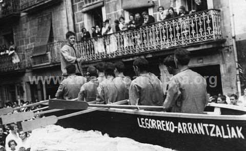 Zarauzko Euskal Jaietako karroza-desfilean parte hartu zuten karrozak