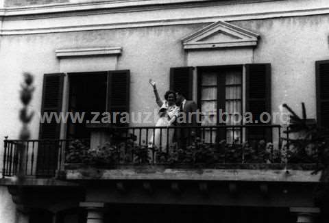 Reyes de Bélgica en el balcón de villa María Pilar de Zarautz