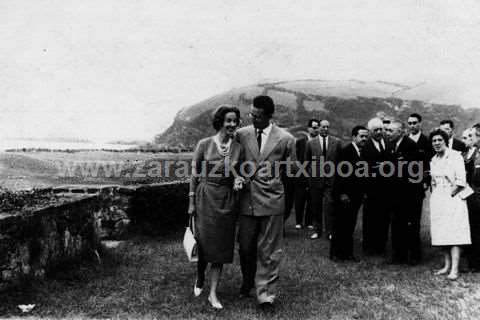 Reyes de Bélgica paseando en Zarautz