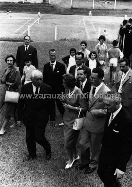 Reyes de Bélgica paseando en Zarautz