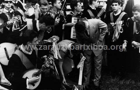 Grupo de tuna tocando a los Reyes de Bélgica durante su visita a Zarautz