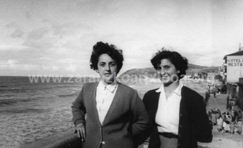 Fotografía de dos mujeres en Zarautz
