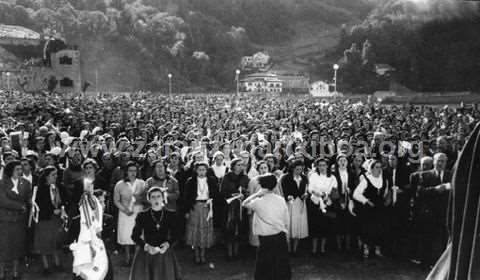 Multitud ante la visita del obispo Font y Andreu a Zarautz