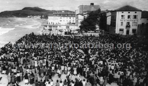 Multitud en la visita del obispo Font y Andreu a Zarautz