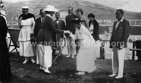 Reina Victoria Eugenia en una competición de tenis en el club de golf de Zarautz