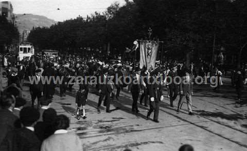 Desfile de la Banda Municipal de Eibar por el boulevard de San Sebastián