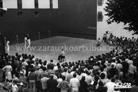 Partido de pelota en el frontón txikia de Zarautz