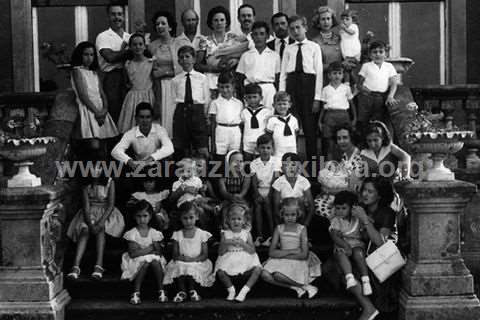 Fotografía de la Reina Fabiola de Bélgica con su familia, hermanos y sobrinos