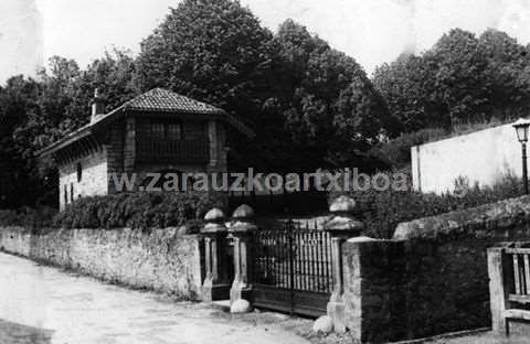 Exterior de "la casita de chocolate" situada en la entrada a Vista Alegre en Zarautz