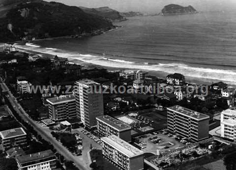 Zarauzko panoramika, eta, atzean, hondartza