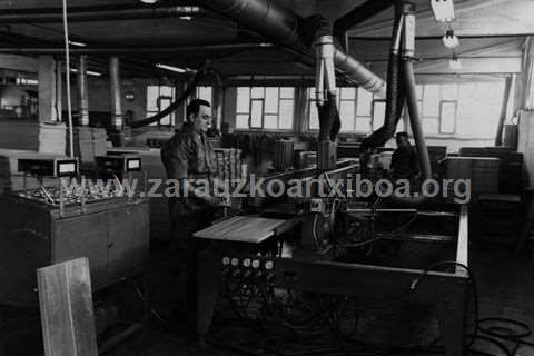 Trabajadores trabajando en el interior de la empresa "Muebles Alfa S.A." de Zarautz
