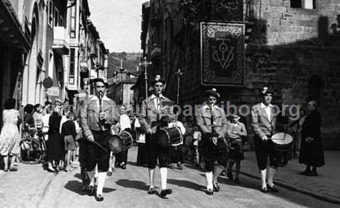 Actuación de la banda de txistularis por las calles de Zarautz durante una procesión