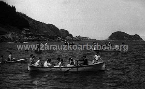 Zarautztarras en embarcaciones en el mar siguiendo una regata