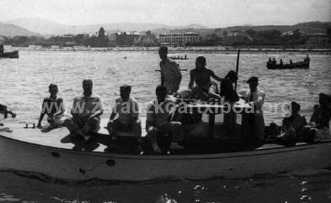 Zarautztarras en embarcaciones en el mar siguiendo una regata