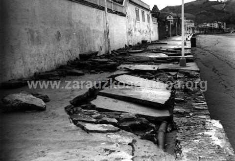 Daños ocasionados por el temporal en el asfaltado del suelo del malecón de Zarautz