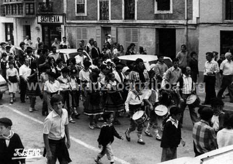 Desfile de txistularis en la fiesta vasca de 1977 de Zarautz