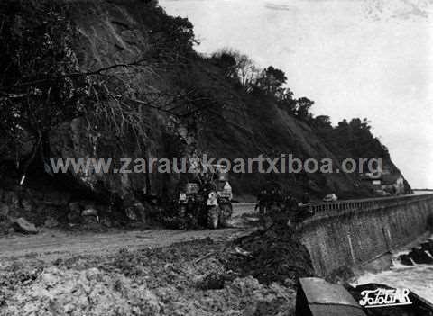 Desprendimientos de tierra ocasionados por el temporal en la carretera Zarautz-Getaria