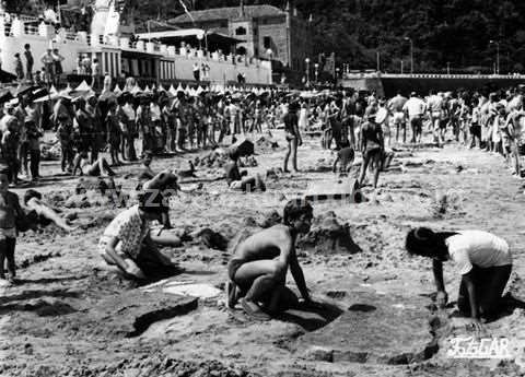 Concurso de figuras en la arena celebrado en la playa de Zarautz