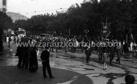 Desfile de la Banda Municipal de música de Zarautz por el boulevard de San Sebastián