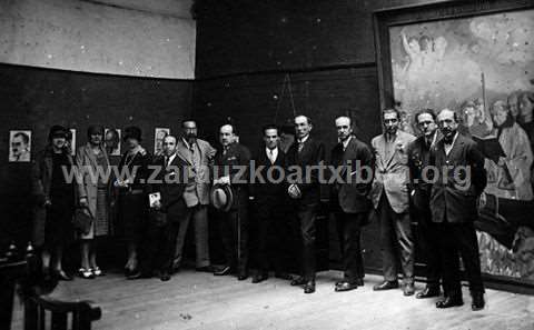 Fotografía de un grupo de personas que visitan una exposición de pintura en Zarautz