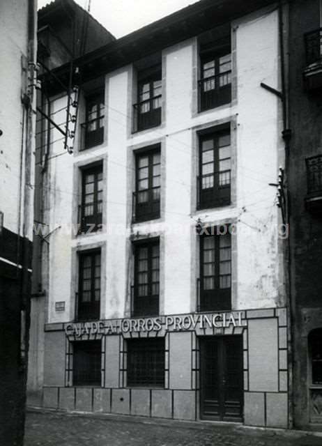 Fachada de la sucursal de la Caja de Ahorros Provincial en la calle Azara de Zarautz