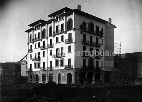 Fachada del edificio de la "Cooperativa Laguntasuna" de Zarautz