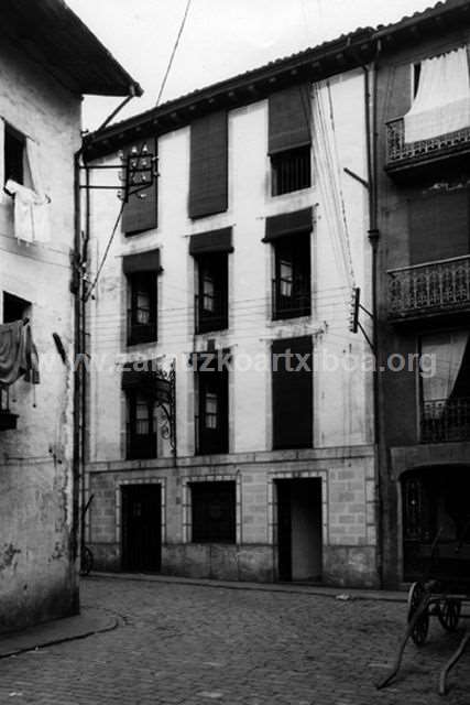 Fachada del edificio de la sucursal de la Caja de Ahorros Provincial de Zarautz