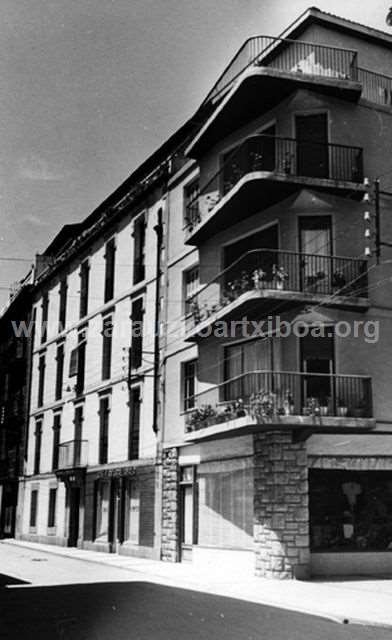 Fachada del edificio de casas en la calle Primo de Rivera nº 11 de Zarautz