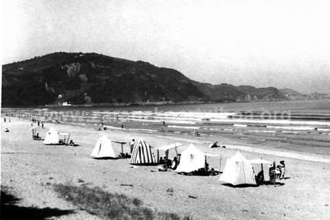 Playa de Zarautz  con el monte Santa Bárbara al fondo