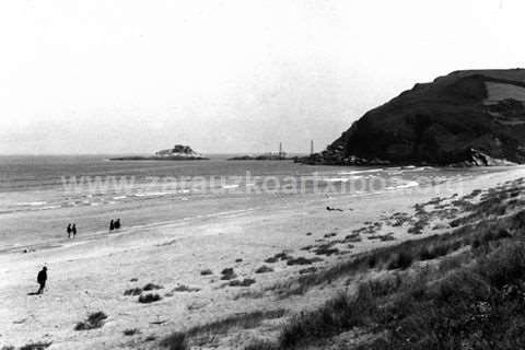 Dunas de Zarautz y monte Talaimendi al fondo.