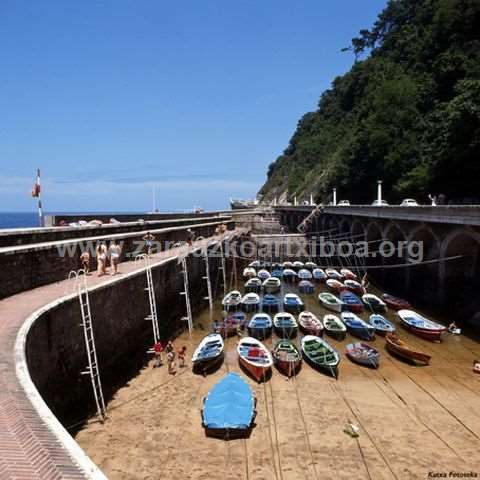 Ontziak Zarauzko portuan lotuta