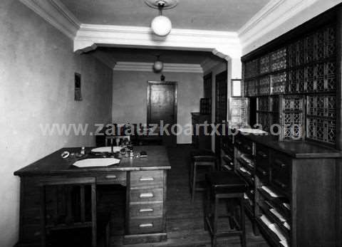 Interior de la oficina de Zarautz de la Caja de Ahorros Provincial de Guipúzcoa