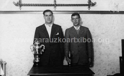 Bertsolaris Basarri y Uztapide con trofeos