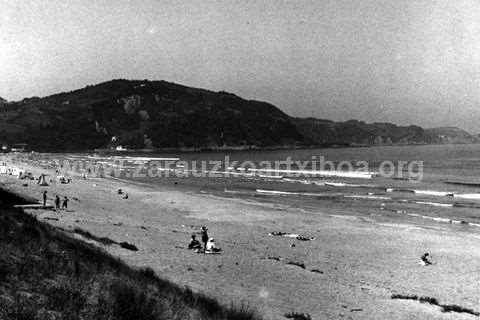 Zarauzko hondartza, eta, atzean, dunak eta Santa Barbara mendia