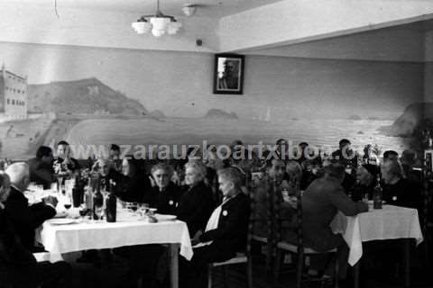 Fiesta de homenaje a los mayores en Zarautz. Comida popular