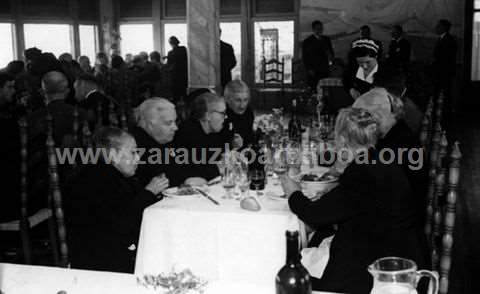 Fiesta de homenaje a los mayores en Zarautz. Comida popular