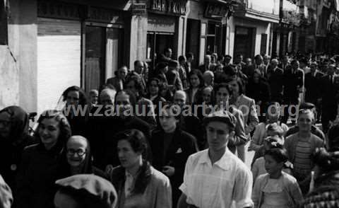 Zaharren omenez Zarautzen egindako festa. Prozesioa parrokiara bidean